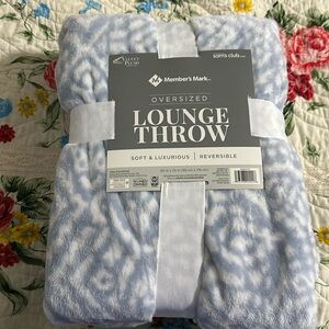Over sized plush lounge throw soft and reversible throw in light blue & white